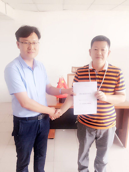 客戶簽約.jpg 客戶簽約.jpg